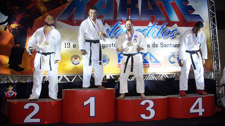 Karateca Itabelense Rael Soares de 21 anos, conquistou duas medalhas de ouro. (Foto: Reprodução/facebook)
