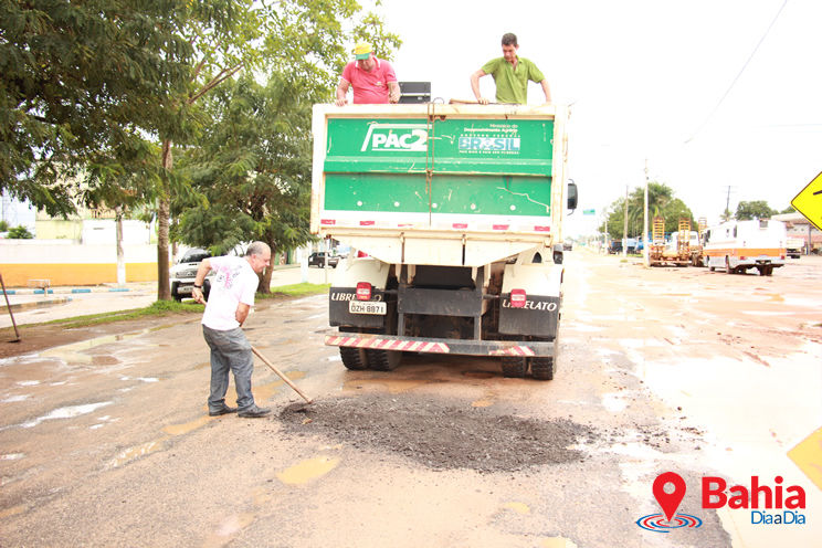Diretor do Retran/Itabela, Rony Chales e DNIT realizam operação tapa buracos na rodovia BA-283. (Foto: Alex Barbosa/Bahia Dia a Dia) Diretor do Retran/Itabela, Rony Chales e DNIT realizam operação tapa buracos na rodovia BA-283. (Foto: Alex Barbosa/Bahia Dia a Dia)