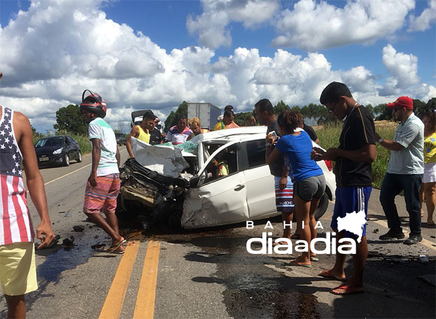 Carro que o casal estava colidiu frontalmente com uma carreta bitrem, na BR-101, perto de Itabela. (Foto: Reprodução/Whatsapp)