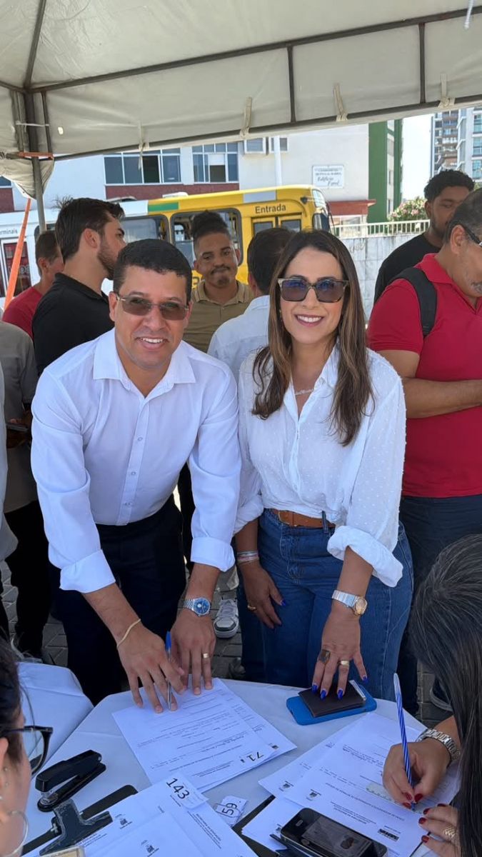 Prefeito Flauzino e deputada Cláudia Oliveira recebem novo ônibus escolar do governador Jerônimo para Itabela Prefeito Flauzino e deputada Cláudia Oliveira recebem novo ônibus escolar do governador Jerônimo para Itabela