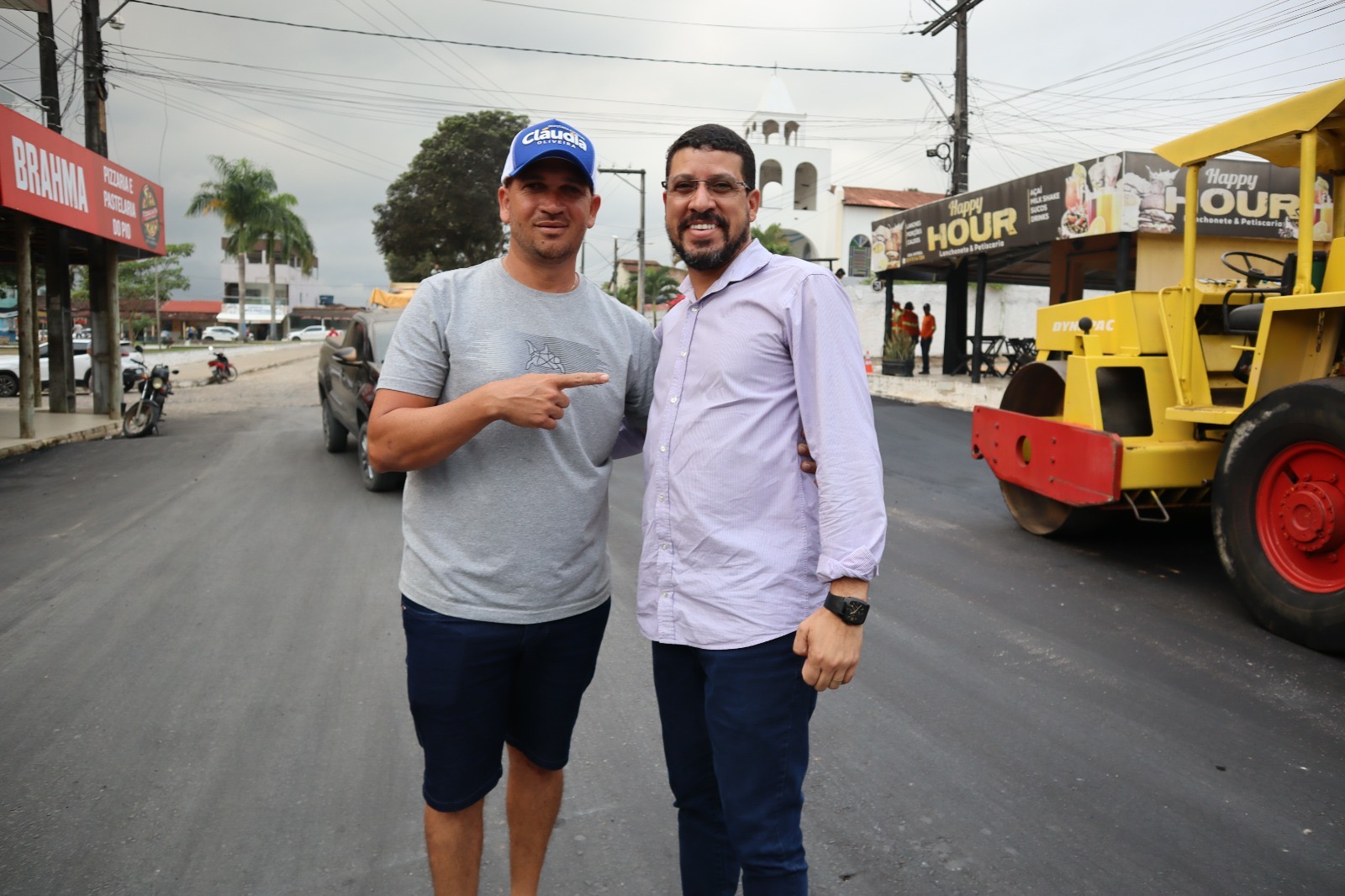 Prefeito Flauzino e o vereador Warlem durante visita ao distrito, acompanhando as obras de pavimenta��o. (Foto: Divulga��o)