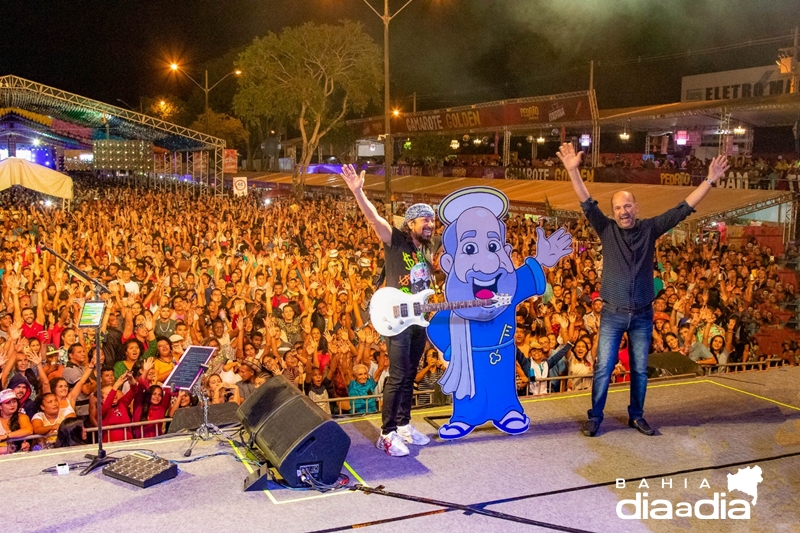 Prefeito Robério Oliveira ao lado do cantor Bell Marques na abertura do evento. (Foto: Divulgação)