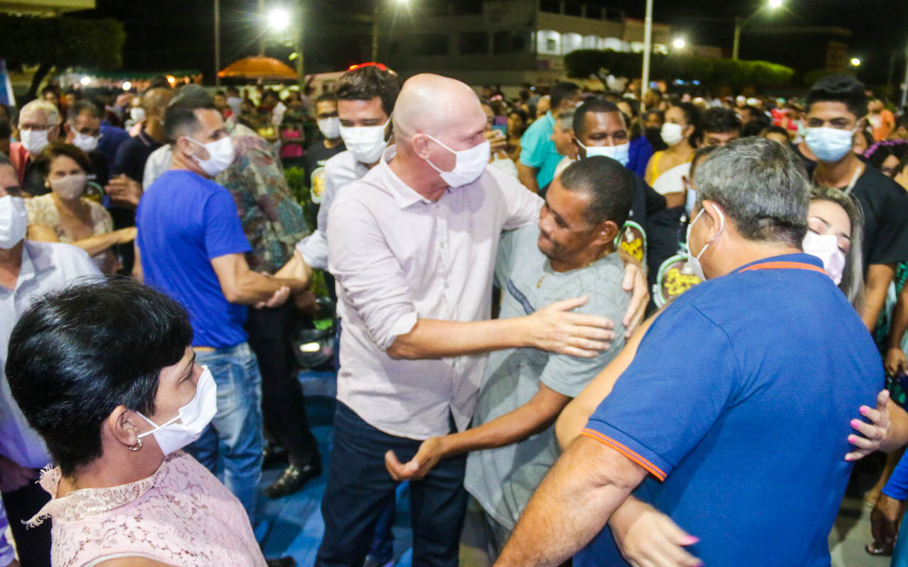 Prefeito é recebido com entusiasmo pela população na Praça do Café. (Foto: Divulgação)
